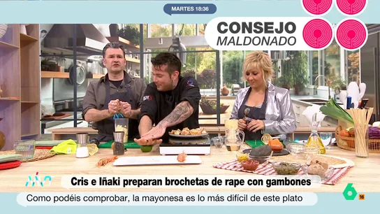 El sencillo truco de Carlos Maldonado para aprovechar al máximo la lima: un 'masaje' que deja el jugo "a flor de piel" En sus clases de cocina con Carlos Maldonado, Iñaki López y Cristina Pardo preparan unas brochetas de gambón y rape con mayonesa casera. A propósito de esto, el chef comparte un truco para sacar el jugo de la lima más facilmente.