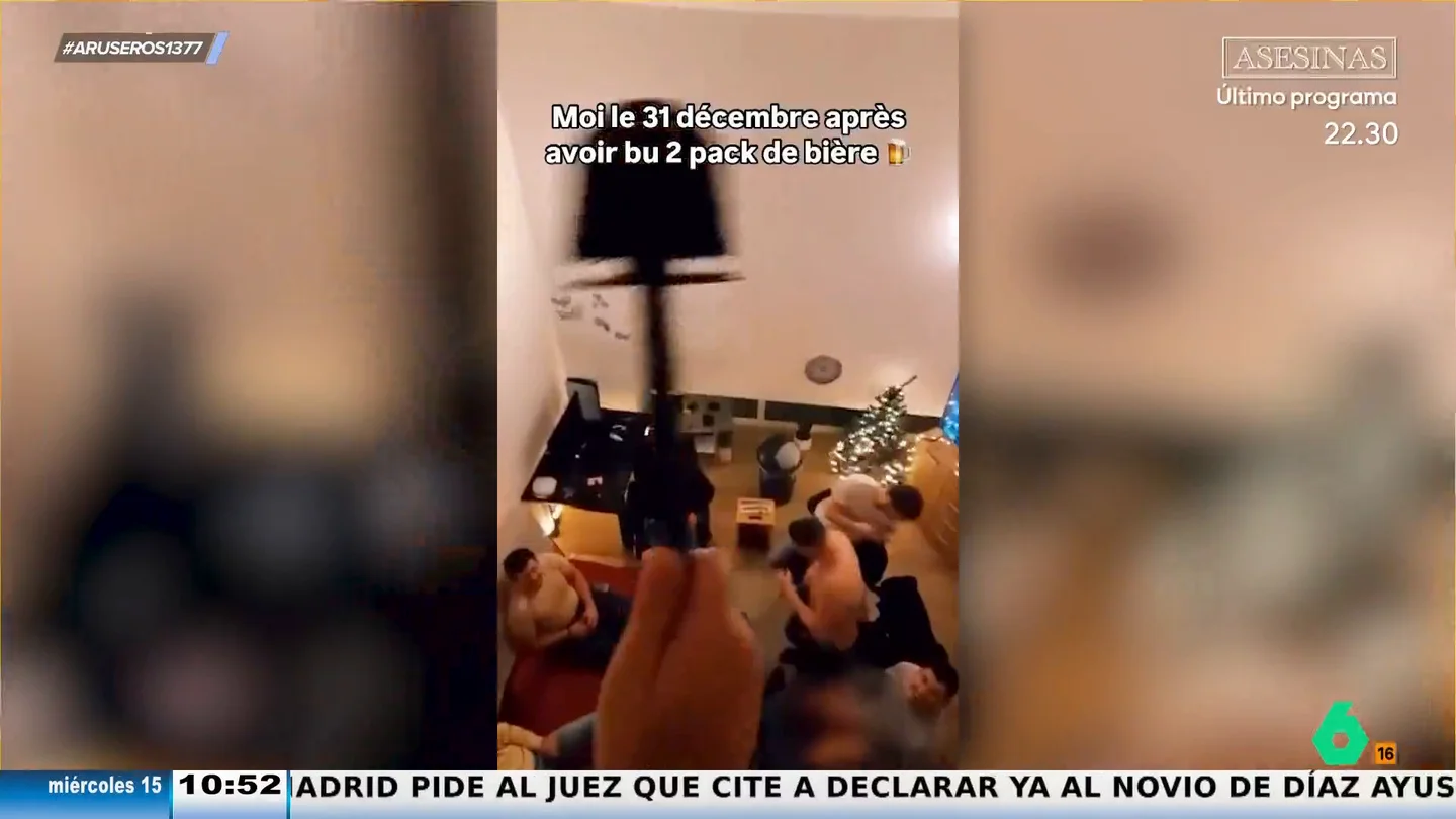 "Lo que pasa después de beber dos paquetes de cerveza": así bendice a sus amigos con la escobilla del váter "Lo que pasa después de beber dos paquetes de cerveza": así bendice a sus amigos con la escobilla del váter