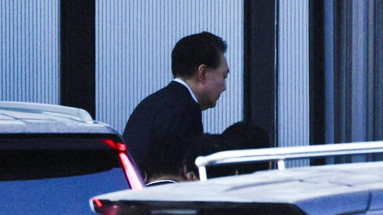 El destituido presidente de Corea del Sur, Yoon Suk-yeol, llega a la oficina anticorrupción tras ser detenido El destituido presidente de Corea del Sur, Yoon Suk-yeol, llega a la oficina anticorrupción tras ser detenido