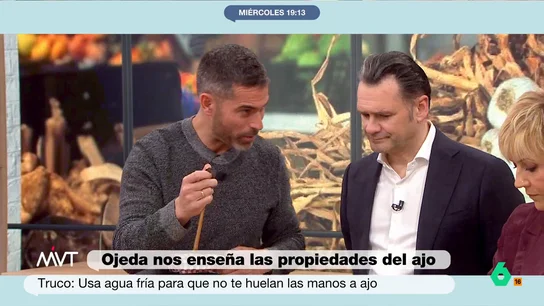 El sencillo truco de Pablo Ojeda para quitarse el olor a ajo de las manos y no, no es frotárselas con una cuchara Pablo Ojeda dedica su sección de hoy al ajo, un producto que tiene todo tipo de propiedades, pero que también deja un olor característico en las manos. En este vídeo, explica dos trucos que funcionan para quitarlo y otro que es una "leyenda".