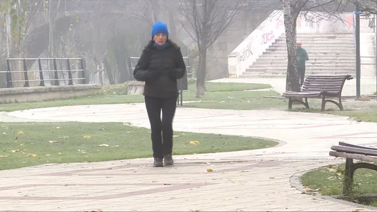 Una mujer corriendo este miércoles con temperaturas bajo cero por el parque Una mujer corriendo este miércoles con temperaturas bajo cero por el parque