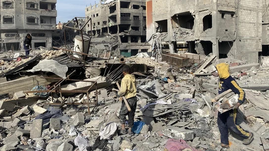 Los residentes inspeccionan edificios dañados en el ataque israelí, en la ciudad de Gaza, Gaza, el 14 de enero de 2025. Los residentes inspeccionan edificios dañados en el ataque israelí, en la ciudad de Gaza, Gaza, el 14 de enero de 2025.