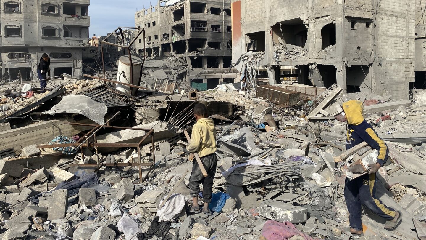 Los residentes inspeccionan edificios dañados en el ataque israelí, en la ciudad de Gaza, Gaza, el 14 de enero de 2025.