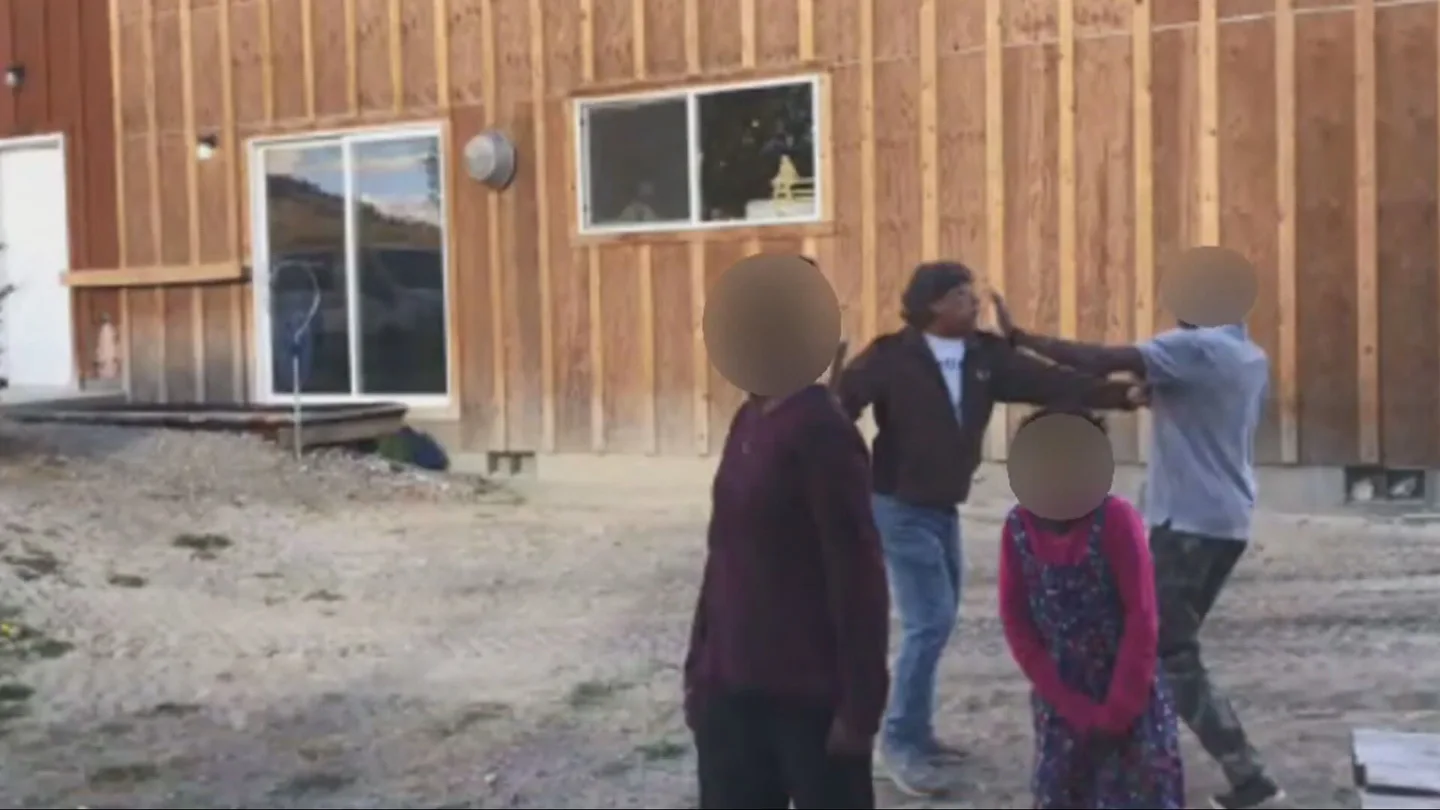 Los menores eran tratados como esclavos: imágenes del móvil de la propia madre adoptiva Los menores eran tratados como esclavos: imágenes del móvil de la propia madre adoptiva