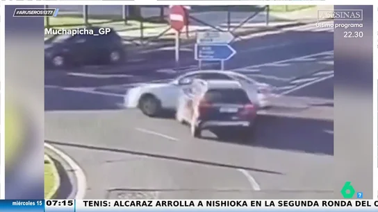 ¿Quién tiene la culpa? El vídeo de una colisión de dos coches en una rotonda incendia las redes ¿Quién tiene la culpa? El vídeo de una colisión de dos coches en una rotonda incendia las redes