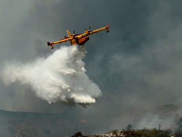 Hidroavi&oacute;n en un incendio