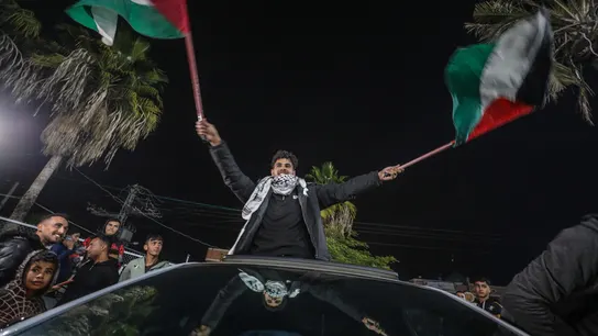 Un ciudadano palestino celebra las noticias del acuerdo de un alto el fuego con Israel Un ciudadano palestino celebra las noticias del acuerdo de un alto el fuego con Israel