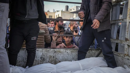 Un niño palestino observa los cadáveres de varias personas tras ataques de Israel contra la Franja de Gaza Un niño palestino observa los cadáveres de varias personas tras ataques de Israel contra la Franja de Gaza