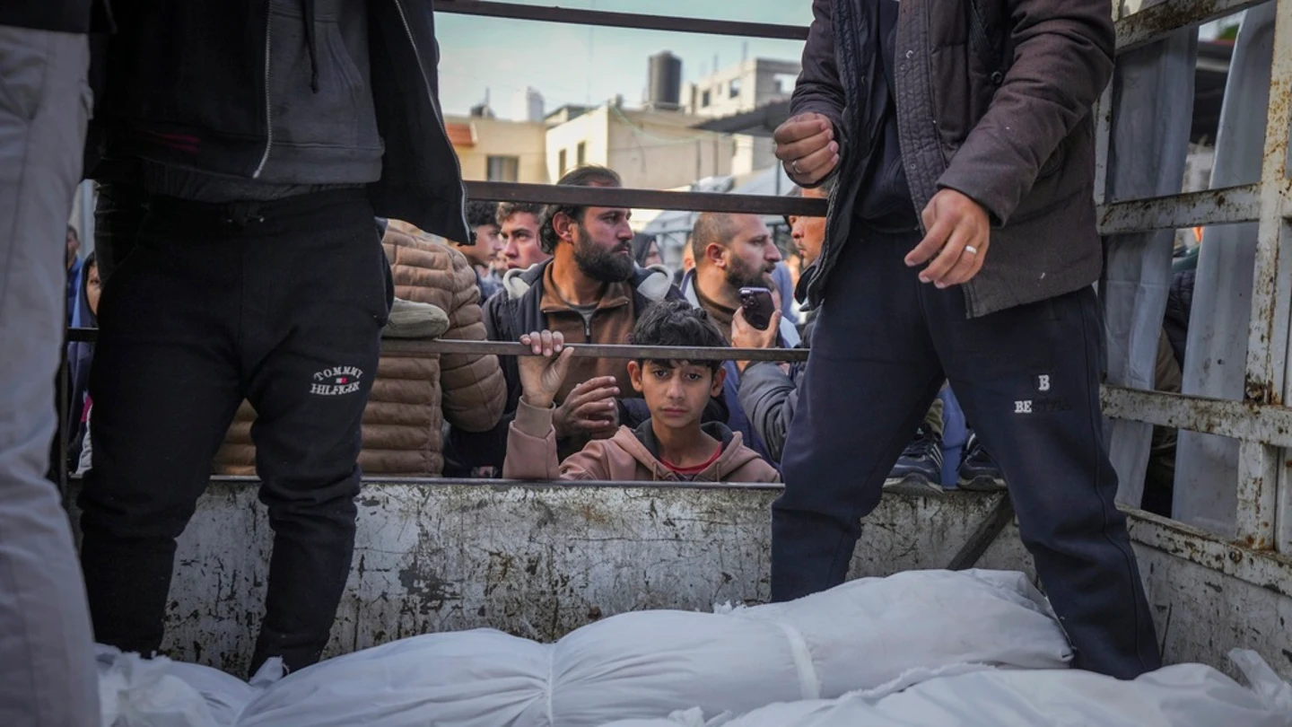 Un niño palestino observa los cadáveres de varias personas tras ataques de Israel contra la Franja de Gaza Un niño palestino observa los cadáveres de varias personas tras ataques de Israel contra la Franja de Gaza