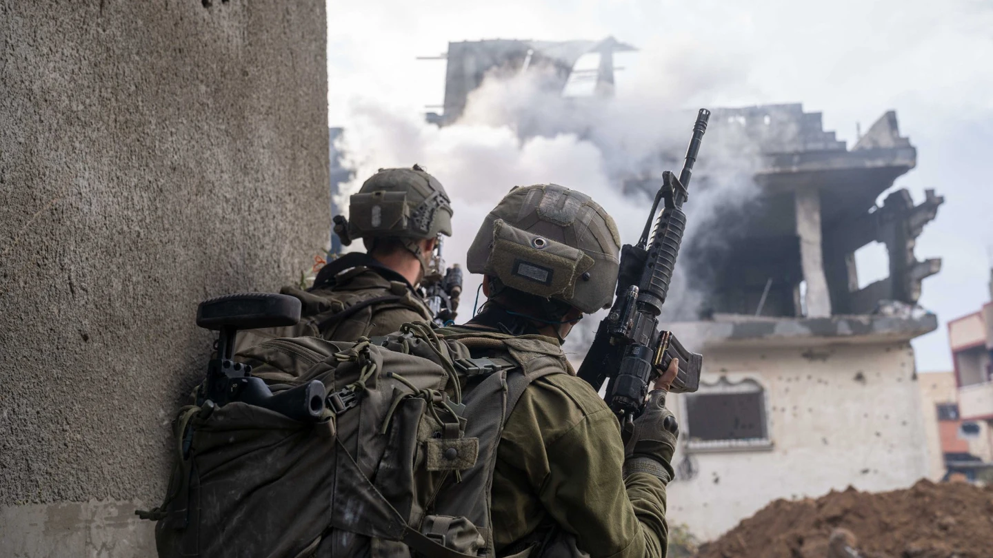 Dos soldados israelíes en la franja de Gaza. Dos soldados israelíes en la franja de Gaza.