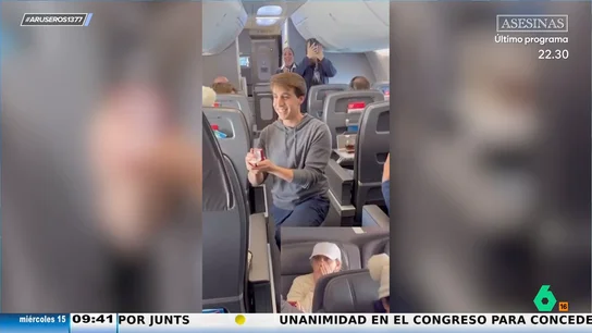 Propone matrimonio a su novia a bordo de un avión recreando una escena de una comedia romántica Propone matrimonio a su novia a bordo de un avión recreando una escena de una comedia romántica