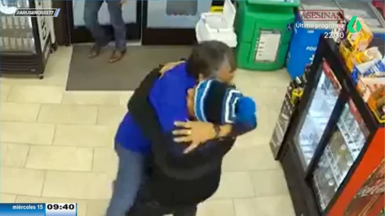 Una mujer gana por sorpresa 250.000 dólares en un rasca y gana y lo celebra en la gasolinera con todos Una mujer gana por sorpresa 250.000 dólares en un rasca y gana y lo celebra en la gasolinera con todos