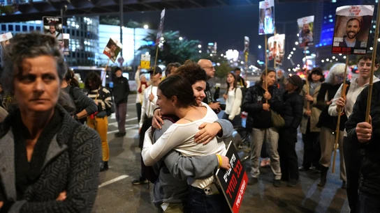 Dos ciudadanas israelíes celebran el acuerdo de alto el fuego con Hamás Dos ciudadanas israelíes celebran el acuerdo de alto el fuego con Hamás