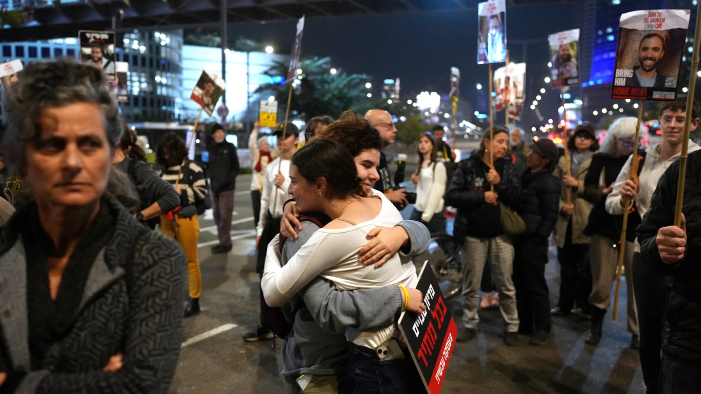 Dos ciudadanas israelíes celebran el acuerdo de alto el fuego con Hamás Dos ciudadanas israelíes celebran el acuerdo de alto el fuego con Hamás