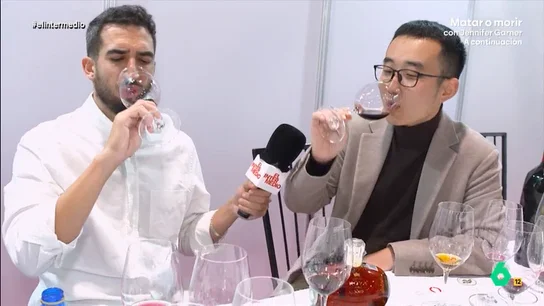 Isma Juárez reta a un catador chino a beberse toda la copa de vino Isma Juárez reta a un catador chino a beberse toda la copa de vino