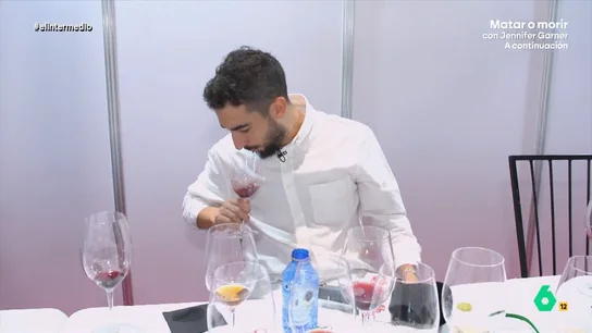 Isma Juárez escupe un vino de 1.300 euros y lo guarda en una copa: "Esto lo vendo en Wallapop y me hago de oro" Isma Juárez escupe un vino de 1.300 euros y lo guarda en una copa: "Esto lo vendo en Wallapop y me hago de oro"