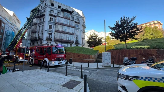 Efectivos de emergencias trabajan en la extinción del incendio en la calle Juan de la Cosa Efectivos de emergencias trabajan en la extinción del incendio en la calle Juan de la Cosa