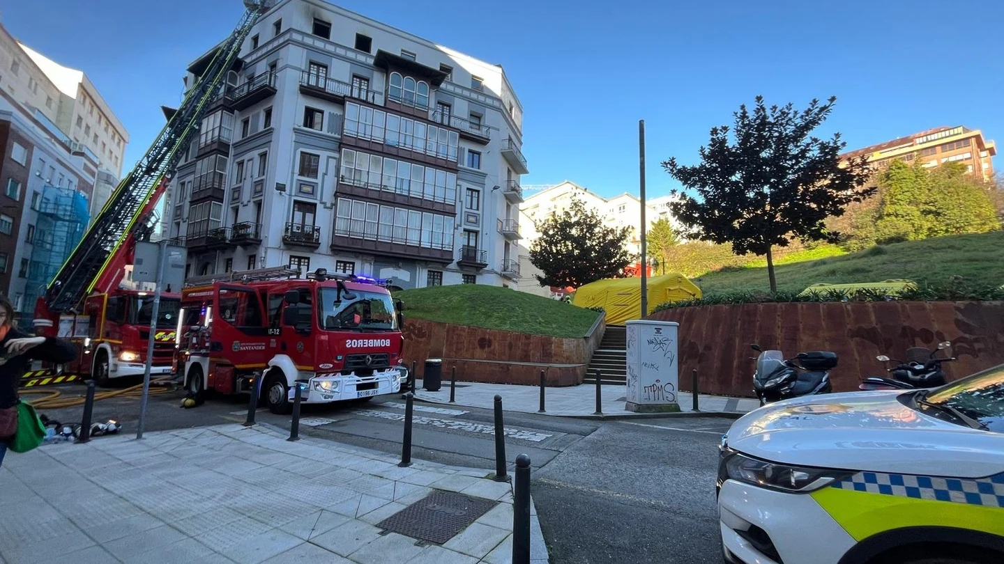 Efectivos de emergencias trabajan en la extinción del incendio en la calle Juan de la Cosa Efectivos de emergencias trabajan en la extinción del incendio en la calle Juan de la Cosa