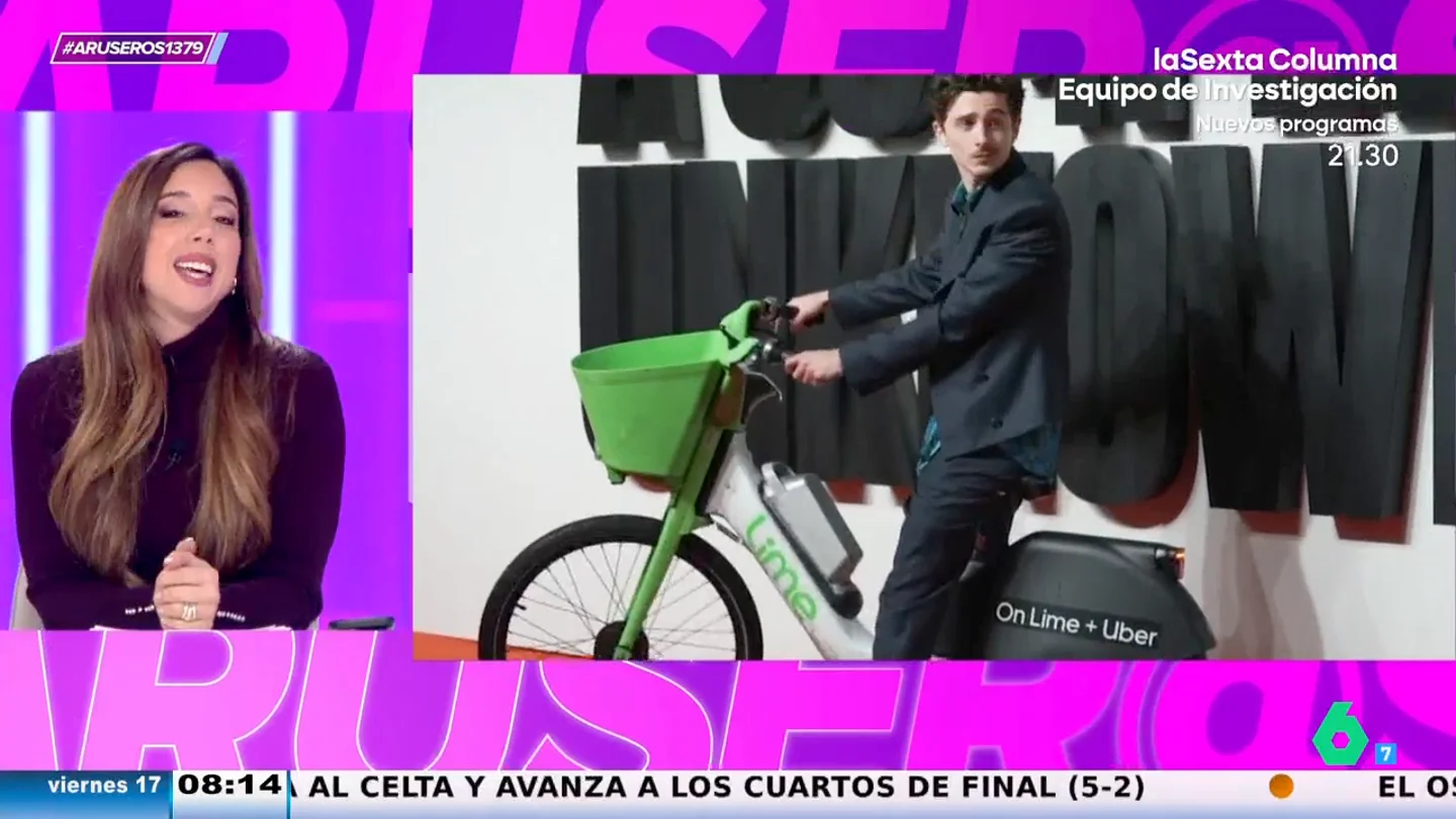 Timothée Chalamet aparece al estreno de su película en bicicleta y le multan por aparcar mal Timothée Chalamet