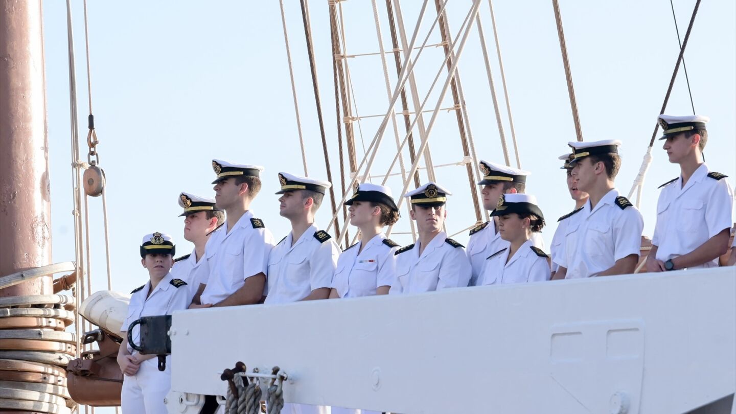 La Princesa Leonor posa junto a sus compa&ntilde;eros guardamarinas a bordo del buque Juan Sebasti&aacute;n Elcano durante una escala en Tenerife