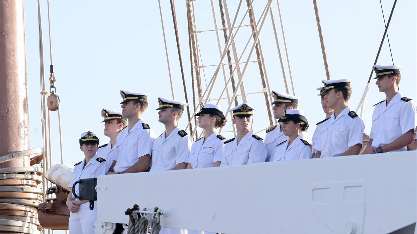 La Princesa Leonor posa junto a sus compañeros guardamarinas a bordo del buque Juan Sebastián Elcano durante una escala en Tenerife La Princesa Leonor posa junto a sus compañeros guardamarinas a bordo del buque Juan Sebastián Elcano durante una escala en Tenerife