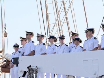 La Princesa Leonor posa junto a sus compa&ntilde;eros guardamarinas a bordo del buque Juan Sebasti&aacute;n Elcano durante una escala en Tenerife