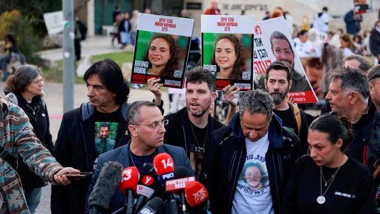 Familiares de los rehenes israelíes secuestrados durante el ataque del 7 de octubre por parte de Hamás Familiares de los rehenes israelíes secuestrados durante el ataque del 7 de octubre por parte de Hamás