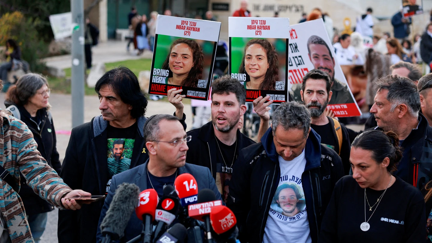 Familiares de los rehenes israelíes secuestrados durante el ataque del 7 de octubre por parte de Hamás Familiares de los rehenes israelíes secuestrados durante el ataque del 7 de octubre por parte de Hamás