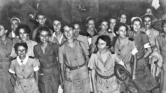 Enfermeras supervivientes, a su llegada a Singapur, tras ser liberadas del campo de prisioneros (1945) Enfermeras supervivientes, a su llegada a Singapur, tras ser liberadas del campo de prisioneros (1945)
