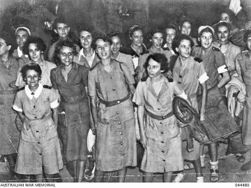 Enfermeras supervivientes, a su llegada a Singapur, tras ser liberadas del campo de prisioneros (1945)