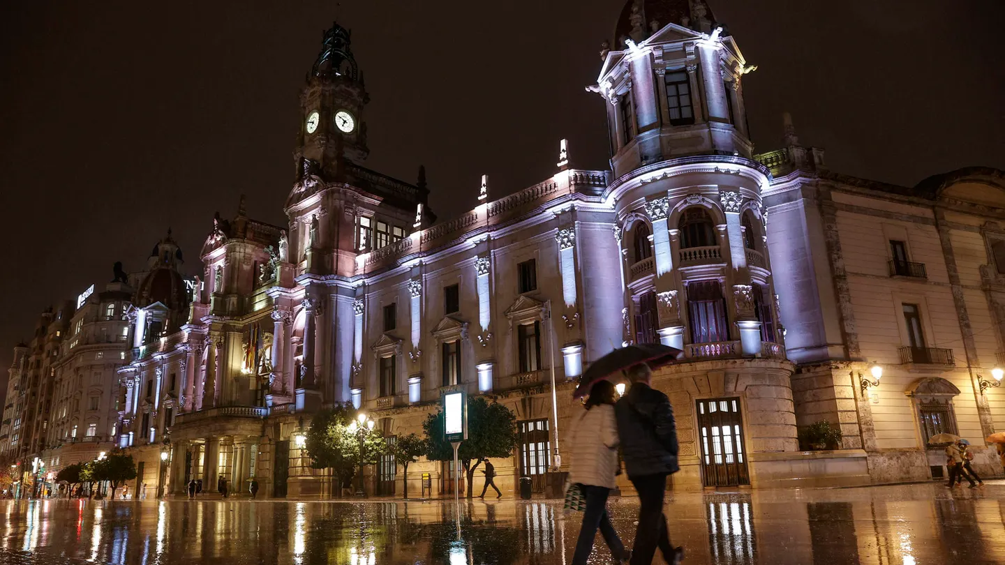 Una pareja pasea bajo la lluvia por la plaza del Ayuntamiento de Valencia. Una pareja pasea bajo la lluvia por la plaza del Ayuntamiento de Valencia.