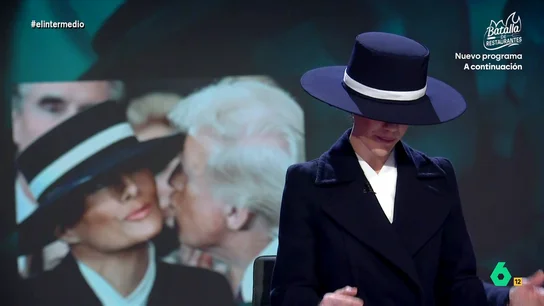 'Melania Trump' desvela el motivo del sombrero que evitó su beso con Donald Trump Cristina Gallego se convierte en Melania Trump para explicar algunos detalles de la ceremonia de investidura de Donald Trump y desvelar que en sus actos "me coloco un iPhone en el sombrero y me pongo 'Aquí no hay quien viva'".