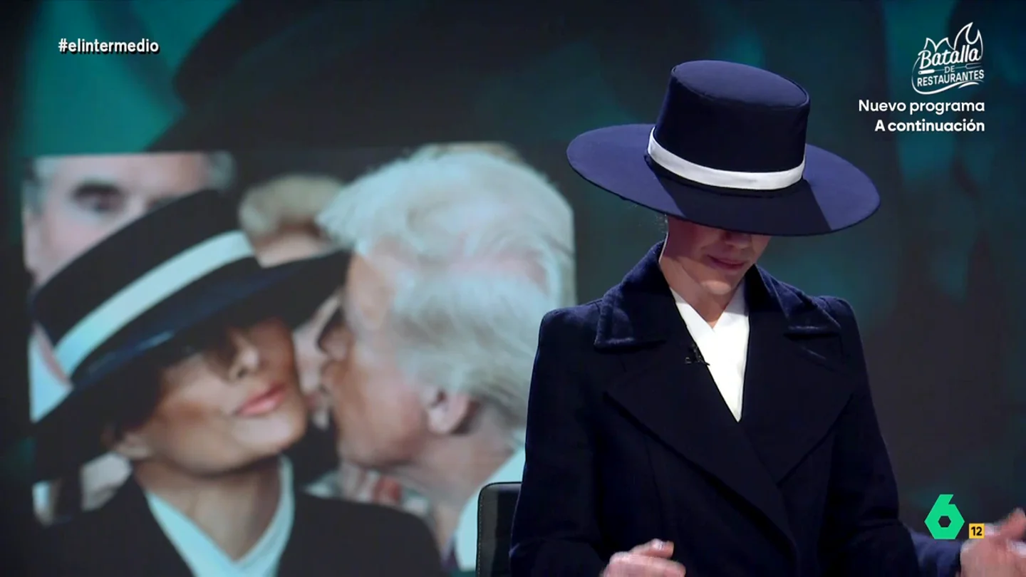 'Melania Trump' desvela el motivo del sombrero que evitó su beso con Donald Trump Cristina Gallego se convierte en Melania Trump para explicar algunos detalles de la ceremonia de investidura de Donald Trump y desvelar que en sus actos "me coloco un iPhone en el sombrero y me pongo 'Aquí no hay quien viva'".