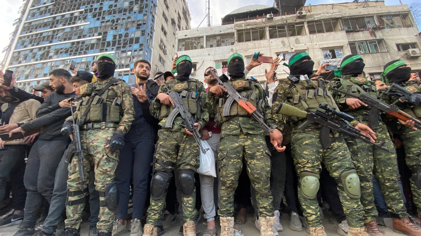 Miembros de Hamás cerca del lugar de la entrega de las tres rehenes israelíes, el pasado domingo. Miembros de Hamás cerca del lugar de la entrega de las tres rehenes israelíes, el pasado domingo.
