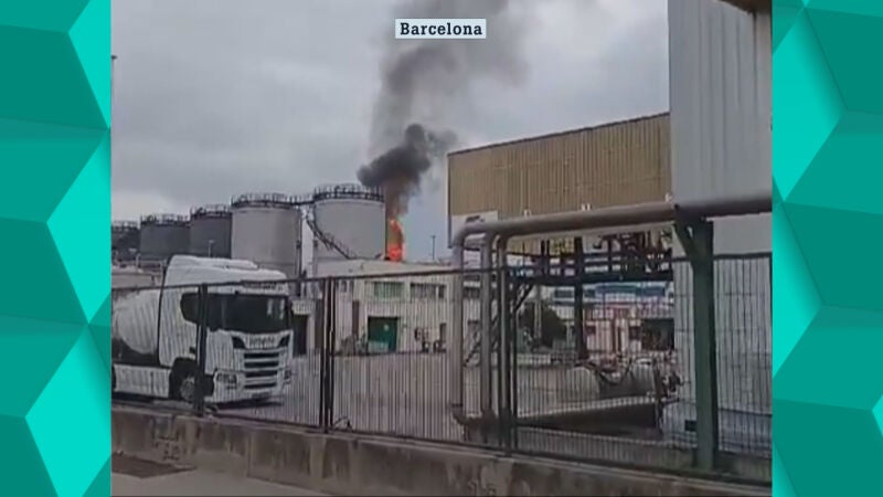 Momento del incendio tras la explosión.