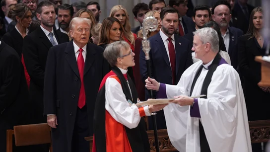 Donald Trump observa a la obispo Mariann Edgar Budde durante la misa en la Washington National Cathedral Donald Trump observa a la obispo Mariann Edgar Budde durante la misa en la Washington National Cathedral