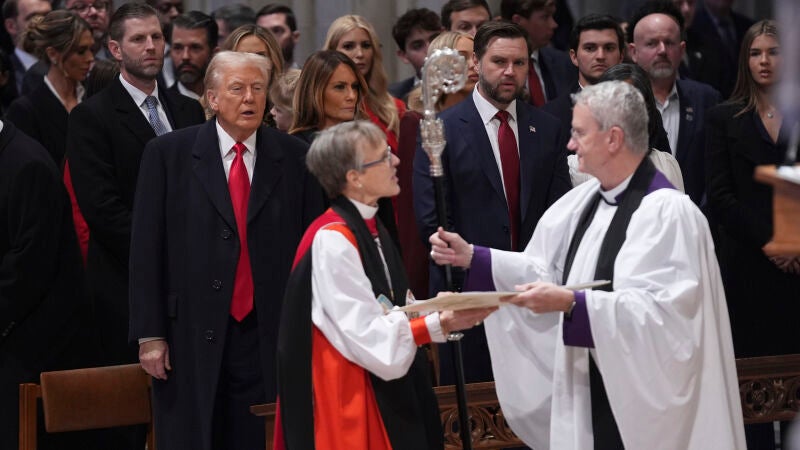 Donald Trump observa a la obispo Mariann Edgar Budde durante la misa en la Washington National Cathedral