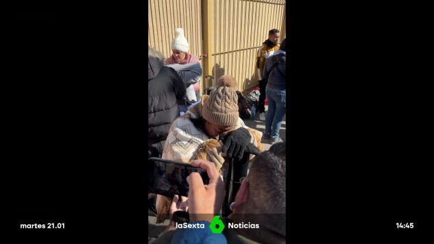 Una mujer migrante llora en la frontera sur de EEUU tras el regreso de Trump a la Casa Blanca