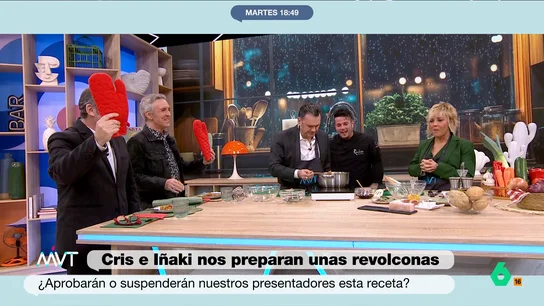 Cristina Pardo 'avisa' a Ramoncín después de suspender sus patatas revolconas: "Tú no vuelves un martes" Los presentadores de Más Vale Tarde han elaborado, junto al chef con estrella Michelin Carlos Maldonado, unas deliciosas patatas revolconas. Ramoncín y Juande Colmenero han sido los encargados de poner nota a su elaboración. No te pierdas sus comentarios.