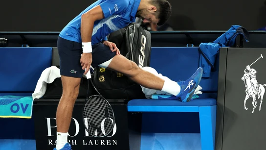 Djokovic estirando en su partido frente a Alcaraz Djokovic estirando en su partido frente a Alcaraz