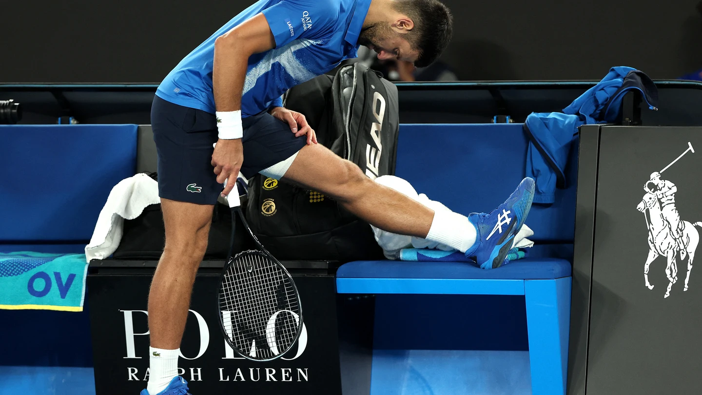 Djokovic estirando en su partido frente a Alcaraz Djokovic estirando en su partido frente a Alcaraz