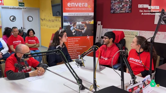 Inés Rodríguez visita 'Radio Terrícola', dirigida por personas con discapacidad intelectual Inés Rodríguez entrevista, y se convierte en entrevistada, en 'Radio Terrícola', dirigida por personas con discapacidad como parte de Envera, un centro ocupacional donde, explican, "atendemos a 5.000 personas con discapacidad y sus familias".