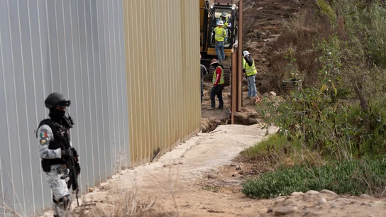 Un soldado patrulla en la frontera que separa México y Estados Unidos Un soldado patrulla en la frontera que separa México y Estados Unidos