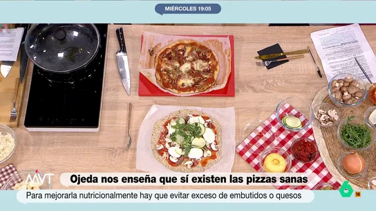 Sí, existen las pizzas sanas: así es la receta de Pablo Ojeda con masa de quinoa e ingredientes saludables Pablo Ojeda desmonta en Más Vale Tarde algo más que un tópico: la pizza insana. En este vídeo, propone una con base de quinoa, anchoas y verduras con solo 300 calorías y que "si te la tomas una vez por semana, no hay mucho problema".