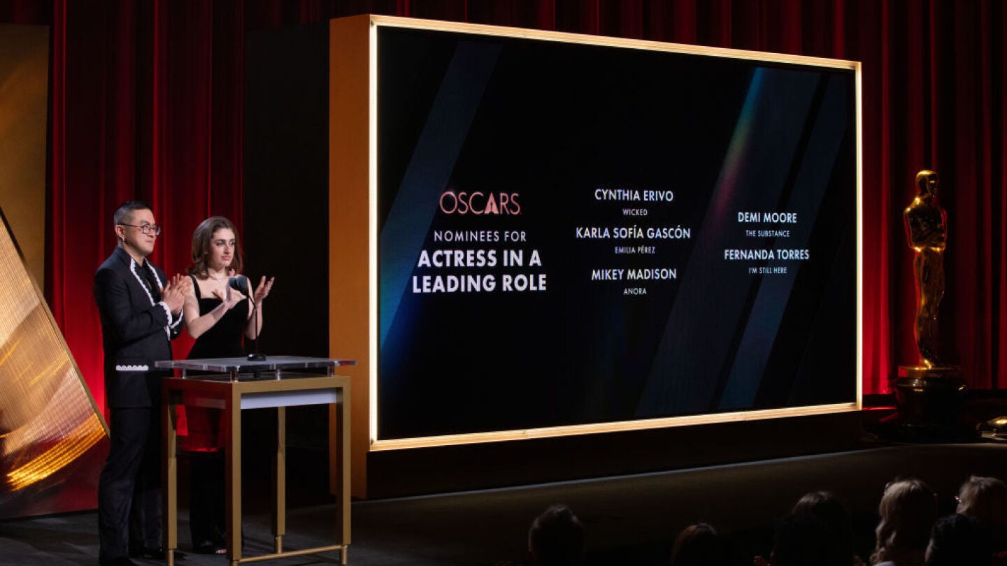 Bowen Yang y Rachel Sennott presentan la lista de nominadas a mejor actriz principal para los Oscar 2025.