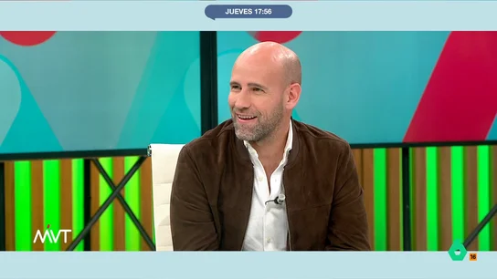 El 'dardo' de Cristina Pardo sobre el look de Gonzalo Miró: "Ha traído una cazadora heredada de Felipe González"  Los presentadores de Más Vale Tarde no han dudado en lanzar varias pullas dirigidas hacia el colaborador. No te pierdas el divertido momento en el vídeo principal.