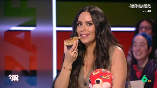 Cristina Pedroche tiene un antojo en pleno programa: "Necesito pizza ahora mismo, me va el corazón rápido" La zapeadora ha confesado que en este embarazo "que, de repente, veo algo y lo necesito y lo necesito ya". Cristina, finalmente, ha visto cumplido su deseo ya que, pasados unos minutos, ha recibido una deliciosa pizza.