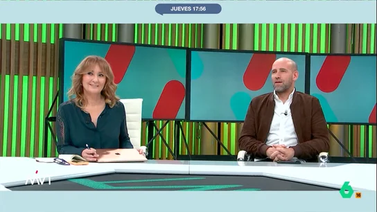 La 'amenaza' de Iñaki López a Gonzalo Miró: "A ver cómo te portas y volverás a la esquina de los 'wokes'" El colaborador ha cambiado su silla habitual de la mesa por una situada al otro lado junto a Mayte Alcaraz. Esto no ha pasado desapercibido al presentador de Más Vale Tarde que no ha dudado en lanzarle una pulla al colaborador.