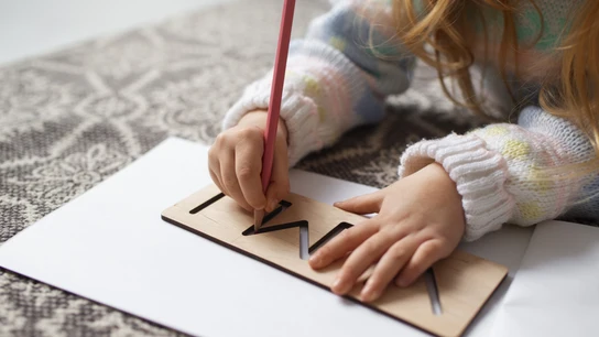 Una niña escribiendo Una niña escribiendo