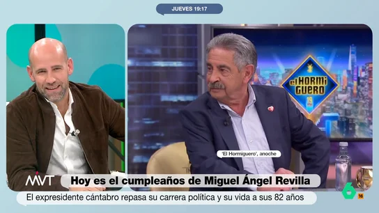 La divertida pregunta de Cristina Pardo a Gonzalo Miró: "¿Preferirías tener pelo y estar cinco años callado?" La presentadora de Más Vale Tarde afirma que los hombres calvos parecen más mayores que los que tienen "pelazo", algo que el colaborador ha considerado un dardo hacia él.